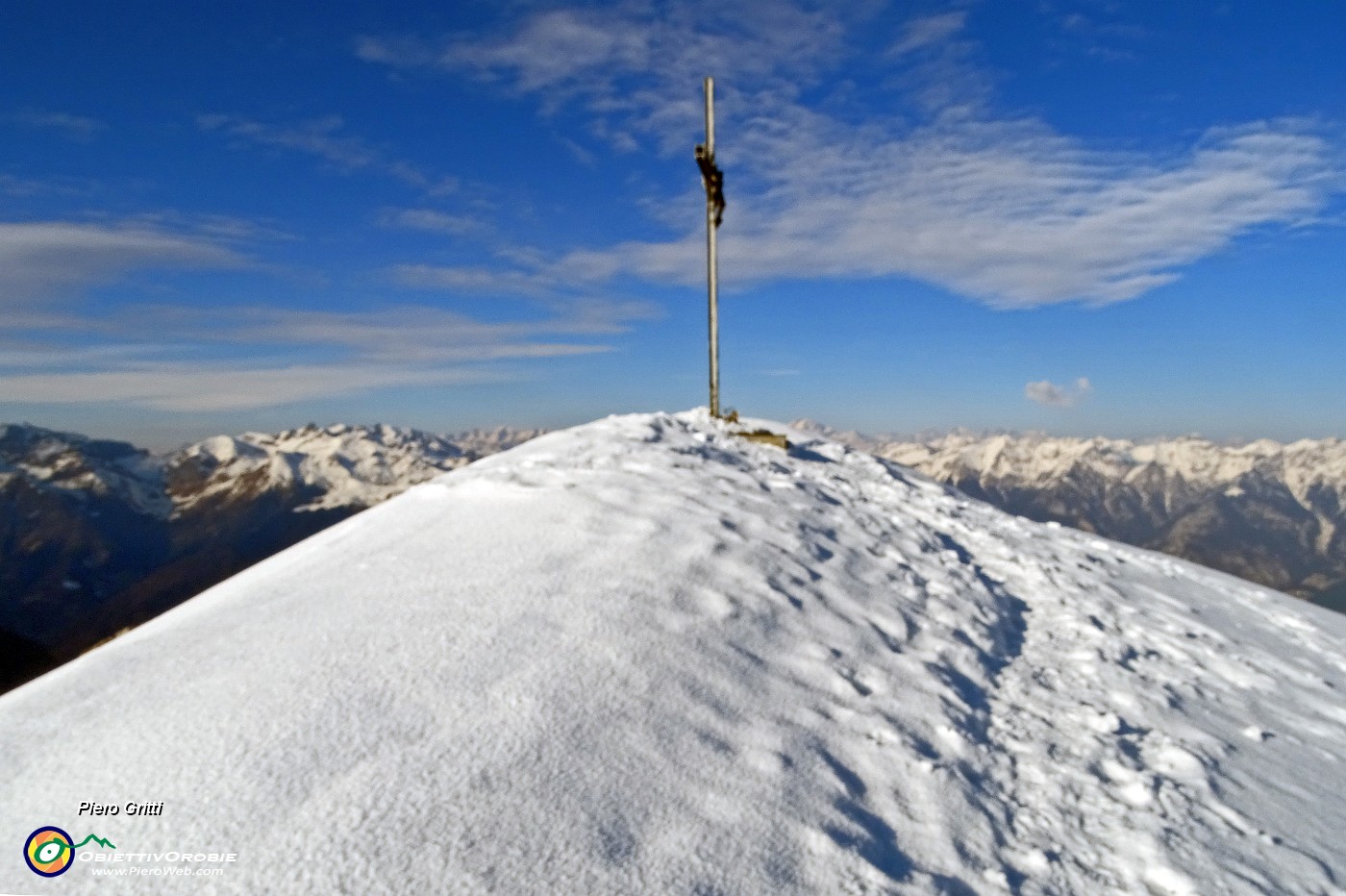 52 Alla croce di vetta del Venturosa (1999 m), il basamento coperto dalla neve.JPG -                                